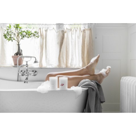 Świeca zapachowa Love Me: kokornak i mandarynka, do 45 godzin, śred. 8 x 10,5 cm