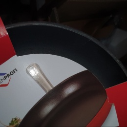 Patelnia żeliwna KUCHENPROFI śred. 24 cm czerwona